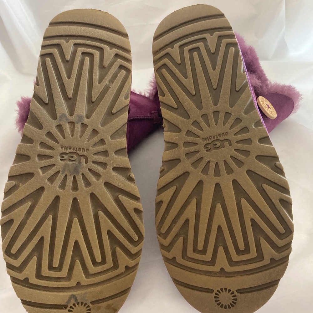 UGG BAILEY BUTTON CLASSIC SUEDE BOOTS IN PURPLE (SUGAR PLUM) SHEEPSKIN, SIZE 6 - Picture 5 of 16